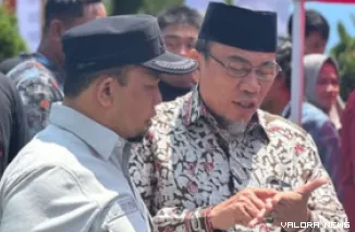 Ketua DPRD Padang, Muharlion berdiskusi dengan Maigus Nasir (Wawako Padang) dalam satu kesempatan. (humas)