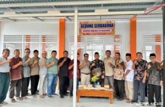 Ketua DPRD Padang, Muharlion foto bersama dengan warga Komplek Wisma Indah III usai peresmian Gedung Serba Guna (GSG), Ahad. (humas)