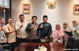 Anggota Komisi II DPRD Sumatera Barat, Muhammad Yasin bersama anggota, Nurna Eva Karmila foto bersama usai audiensi BPPN PKS Sumatera Barat, Rabu. (humas)