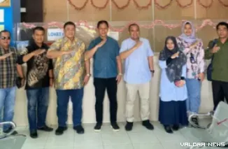 Ketua Komisi III DPRD Sumbar, Indra Dt Rajo Lelo dan anggota, Muchlis Yusuf Abit saat melakukan kunjungan kerja (Kunker) ke Samsat Kota Pariaman, Sabtu. (humas)