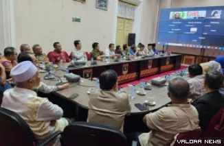 Gubernur Sumbar, Mahyeldi Bersama Efa Yonedi (rector Unand), Prof Fasli Jalal (senior alumni) serta para mantan rektor, Prof Musliar Kasim, Prof Tafdil Husni dan Prof Yuliandri serta jajaran panitia, di ruang rapat gubenuran, Ahad sore. (humas)