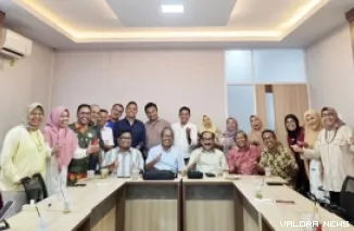 Penanggungjawab Kongres, M Shadiq Pasadigoe, Muznir Busnia (Ketua Panitia Pengarah), Muhammad Riendra (Ketua Pelaksana) dan jajaran kepanitia, foto bersama usai rapat persiapan Kongres VII di Padang, Rabu. (humas)