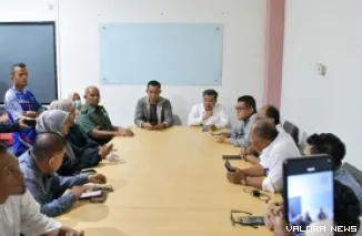 Bupati Agam, Benni Warlis memimpin rapat darurat bersama unsur Forkopimda Agam, jajaran terkait di Pemkab Agam bersama unsur RSUD Lubuk Basung, tim BPBD Agam membahas kejadian keracunan MBG, Rabu. (humas)