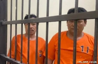 Dua warga adat Mentawai yang ditahan oleh penyidik Satreskrim Polres Kepulauan Mentawai. (Dok. LBH Padang)
