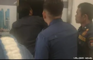 Petugas Damkar saat mengevakuasi warga yang terjebak di lift. (Dok. Ist)