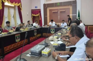 Gubernur Sumbar, Mahyeldi pimpin rapat koordinasi pembebasan lahan Proyek Fly Over Sitinjau Lauik di Ruang Rapat Istana Gubernuran, Rabu. (humas)