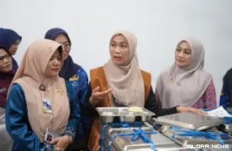 Ketua TP PKK Riau, Henny Sasmita Wahid meninjau menu spesial MBG hari ulang tahun Presiden Prabowo, di SMK PGRI Pekanbaru, Jumat. (humas)