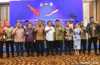 Mendagri, Tito Karnavian foto bersama dengan gubernur di Pulau Sumatera yang dinilai berhasil merealisasikan belanja daerah melebihi rata-rata nasional, di Batam, Ahad. (humas)
