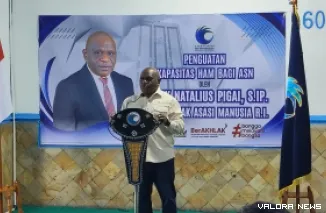 Menteri HAM RI Natalius Pigai, Saat Memberikan Arahan Pada Kegiatan Penguatan Kapasitas HAM Bagi ASN di Kanwil HAM Sumbar, Jumat (17/10/2025)