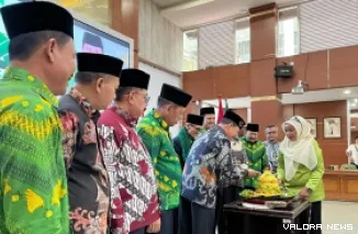 Pemotongan nasi tumpeng, menandai puncak peringatah Milat ke-120 di Balai Kota Bukittinggi, Ahad. (hamriadi)
