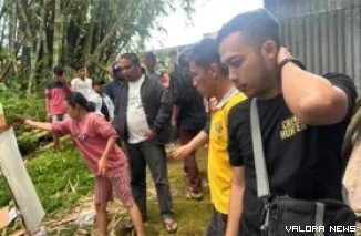 Polisi dan warga di TKP penemuan potongan tubuh bayi. (Dok. Polsek Kota Bukittinggi)