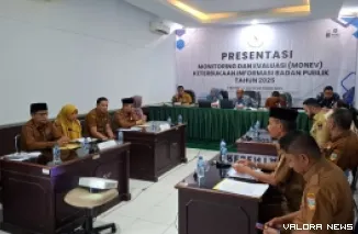 Wakil Wali Kota Bukittinggi, Ibnu Azis paparkan implementasi keterbukaan informasi pada kegiatan Monev Keterbukan Infomasi Publik tahun 2025 yang digelar KI Sumatera Barat, di Padang, Selasa. (humas)