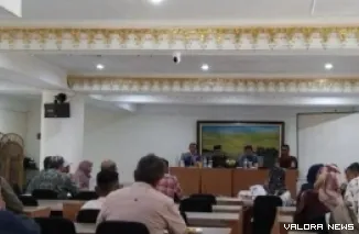 Wawako Bukittinggi, Ibu Azis memimpin rapat persiapan pelaksanaan MTQ 2025 yang akan dituanrumahi Bukittinggi, Sabtu. (hamriadi)