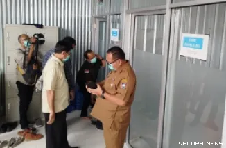 Ketua DPRD Padang, Muharlion didampingi Hendrizal (anggota komisi IV), Danti Arvan (Sekretaris Dinas Perikanan dan Pangan) serta jajaran, meninjau aktivitas Dapur SPPG Parupuk Tabing, Selasa. (mangindo kayo)