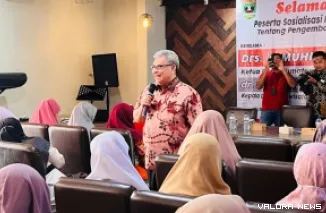 Ketua DPRD Sumbar, Muhidi memberikan motivasi pada pelaku usaha di Kota Padang tentang pentingnya pentingnya ekonomi kreatif sebagai penopang pertumbuhan ekonomi daerah di Padang, Sabtu. (humas)