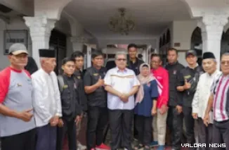 Ketua DPRD Sumbar, Muhidi mendengarkan keluh kesah warga masyarakat korban kebakaran di Pamancungan, Ahad. (humas)