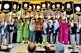 Asisten I Pemkab Pessel Dr Syahrizal Antoni (batik, tengah) bersama para tamu dan peserta lain, berfoto bersama usai Muscab IBI Pessel 2025, di Painan, Sabtu (25/10/2025). FOTO: Dok Prokopim Setdakab Pessel