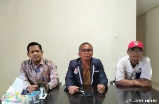 (Ki-ka) Dison Kurnia Illahi (anggota TPP),  Gestrojoni (Ketua TPP), dan Dona Satria Putra (anggota TPP), saat jumpa wartawan pengumuman hasil verifikasi berkas calon Ketua KONI Pessel Tahun 2025, di Painan, Senin (27/10/2025). FOTO: tusrisep