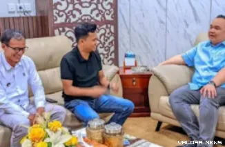 Wakil Ketua DPRD Sumbar, Nanda Satria dialog dengan Wali Nagari Koto Gadang Guguak, Carles Camra bersama Dewan Pengawas Koperasi Merah Putih, Arif Firman Bachctas di ruang kerjanya, Sabtu. (humas)
