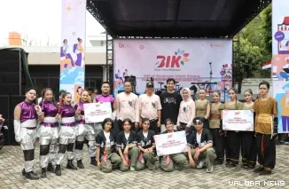 Kepala OJK Sumbar, Roni Nazra foto bersama dengan pemenang lomba usai kegiatan Puncak BIK Sumatera Barat Tahun 2025 di Kantor Dinas Peternakan dan Kesehatan Hewan Provinsi Sumatera Barat, Padang, Senin. (humas)