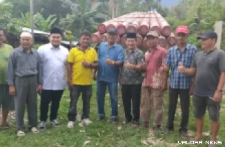 Wakil Ketua DPRD Padang, Osman Ayub bersama tokoh masyarakat dan pemuda, foto bersama dengan latar belakang tiang listrik yang akan dipasang di daerah itu, Sabtu. (humas)