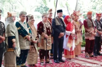 Ketua DPRD Sumbar, Muhidi dan pimpinan dewan lain, kenakan pakaian adat Minang bersama gubernur dan wakil gubernur, pada peringatan Hari Jadi ke-80 Provinsi Sumatera Barat, Rabu. (humas)