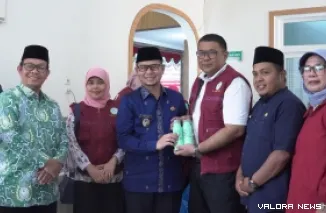 Wakil Wali Kota Bukittinggi, Ibnu Azis bertukar cenderamata dengan PDS PatKlin Sumatera Barat didampingi pimpinan Universitas Mohammad Natsir Bukittinggi di Gedung Tri Arga, Jumat. (humas)
