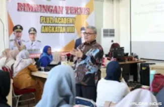 Ketua DPRD Sumbar, Muhidi memberikan arahan pada kegiatan Pluzi Academy Angkatan VII yang diikuti pelaku UMKM di Aula PLUT KUMKM Dinas Koperasi dan UMKM Sumbar, Kamis. (humas)