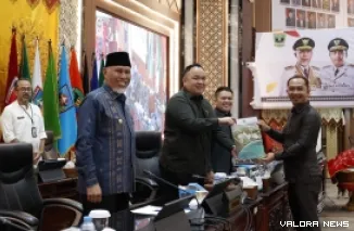 Juru bicara Fraksi Nasdem DPRD Sumbar, Salamat Simamora serahkan pandangan umum fraksinya pada pimpinan sidang, dalam rapat paripurna DPRD Sumbar dengan agenda pandangan umum fraksi terhadap Ranperda APBD Sumbar Tahun 2026, Jumat. (humas)