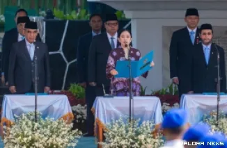 Ketua DPR RI, Puan Maharani membaca Ikrar pada upacara Peringatan Hari kesaktian Pancasila digelar di Monumen Pancasila Sakti yang terletak di daerah Lubang Buaya, Jakarta Timur, Rabu pagi. (humas)