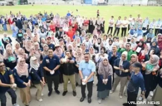 Wako Bukittinggi, Ramlan Nurmatias lepaskan merpati bersama jajaran kesehatan, usai peringatan Hari Kesehatan Nasional (HKN) ke-61 di Lapangan Bola Atas Ngarai, Rabu. (humas)