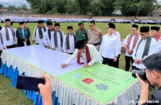 Bupati Agam, Benni Warlis tanda tangani prasasti usai peringatan Hari Santri Nasional (HSN) tahun 2025, di Lapangan Bola Kaki Pitalo Nagari Pasie Ampek Angkek, Kabupaten Agam, Rabu. (humas)