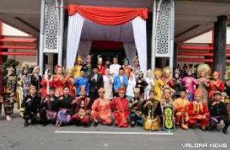 Wakil Gubernur Sumatera Barat, Vasko Ruseimy foto bersama dengan para pemuda Sumbar, usai Peringatan Hari Sumpah Pemuda (HSP) ke-97 Tingkat Provinsi Sumbar Tahun 2025, Selasa. (humas)