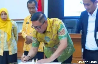 Wali Kota Bukitttinggi, Ramlan Nurmatias tandatangani addendum optimalisasi Program Jaminan Kesehatan Nasional (JKN) dengan BPJS, Kamis. (hamriadi)