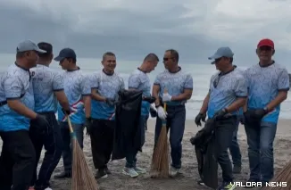 Aksi bersih pantai yang dilaksanakan oleh Polda Sumbar memecahkan rekor MURI. (Dok. Polda Sumbar)
