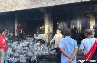 Polisi saat melakukan olah TKP di lokasi kebakaran. (Dok. Ist)
