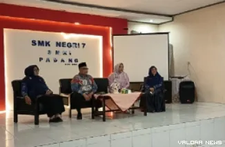 Ketua DPRD Bukittinggi, Muhidi saat penyerahan bantuan baju batik pagi guru di SMK 7 Padang, Jumat. (humas)