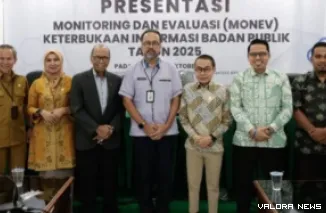Sekretaris DPRD Sumatera Barat, Maifrizon dan staf, foto bersama usai kegiatan monitoring dan evaluasi (Monev) Keterbukaan Informasi 2025 di Padang, Selasa. (humas)