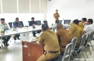 Ketua DPRD Padang, Muharlion bersama Iskandar (Ketua Komisi IV) dan anggota, rapat pembahasan program toilet bersih bersama Dinas Pendidikan, Senin. (mangindo kayo)