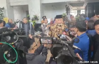 Gubernur Sumbar, Mahyeldi diwawancarai wartawan usai menemui Menteri Keuangan RI, Purbaya Yudhi Sadewa di Jakarta, Selasa. (humas)