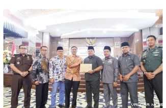 Bupati Hendrajoni menyampaikan Nota Pengantar R-APBD Pessel 2026, dalam Rapat Paripurna, bersama anggota DPRD setempat, di Painan, Kamis (30/10/2025). FOTO: Dok Diskominfo Pessel