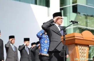 Wali Kota Bukittinggi, Ramlan Nurmatias jadi Irup peringatan Hari Sumpah Pemuda ke-97 di halaman Balai Kota Bukittinggi, Selasa. (humas)