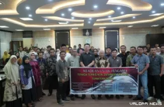 Forum Tenaga Teknis Non Database Provinsi Sumbar foto bersama dengan pimpinan Komisi V DPRD Sumbar, usai saat menyampaikan aspirasi tentang peluang jadi PPPK, Kamis. (humas)