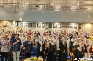 Para Peserta Seminar Nasional Mental Health Berfoto Bersama Panitia dan Narasumber (*)