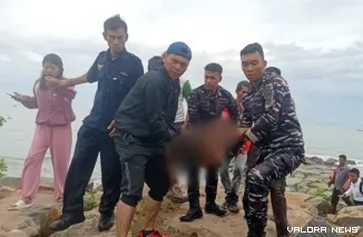 Remaja bernama Marcel (17) yang hilang ditelan ombak di Pantai Padang akhirnya ditemukan Tim SAR gabungan dalam kondisi meninggal dunia, Senin pagi. (Dok. Basarnas Padang)