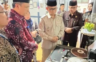 Wawako Bukittinggi, Ibnu Azis mendengarkan rekaman suara audio asli (tape real) Bung Hatta usai serah  terima dari RRI ke pengelola Museum Rumah Kelahiran Bung Hatta, Kamis. (humas)