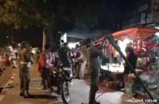 Personil Satpol PP Padang saat menertibkan lapak PKL yang berjualan di trotoar. (Dok. Satpol PP Padang)
