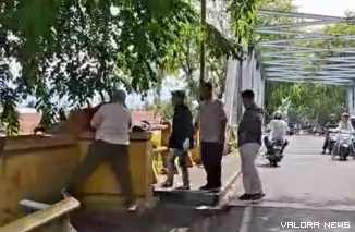 Personil Satpol PP Padang saat mengamankan wanita terlantar. (Dok. Humas Satpol PP Padang)