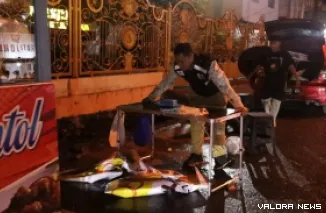Satpol PP Padang menertibkan lapak PKL yang menggunakan fasum di sepanjang jalan protokol (Dok. Satpol PP Padang)