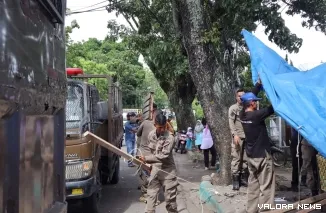 Satpol PP Padang saat menertibkan lapak PKL (Dok. Humas Satpol PP Padang)